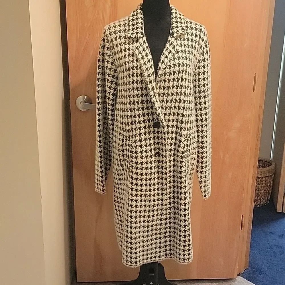 Max Studio long houndstooth fuzzy coat sweater sz L